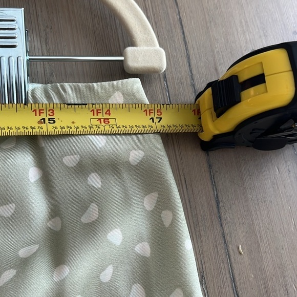 NWT. Vince Silk Stone Dots Drape Skirt in Celery Size 12 - Picture 6 of 10